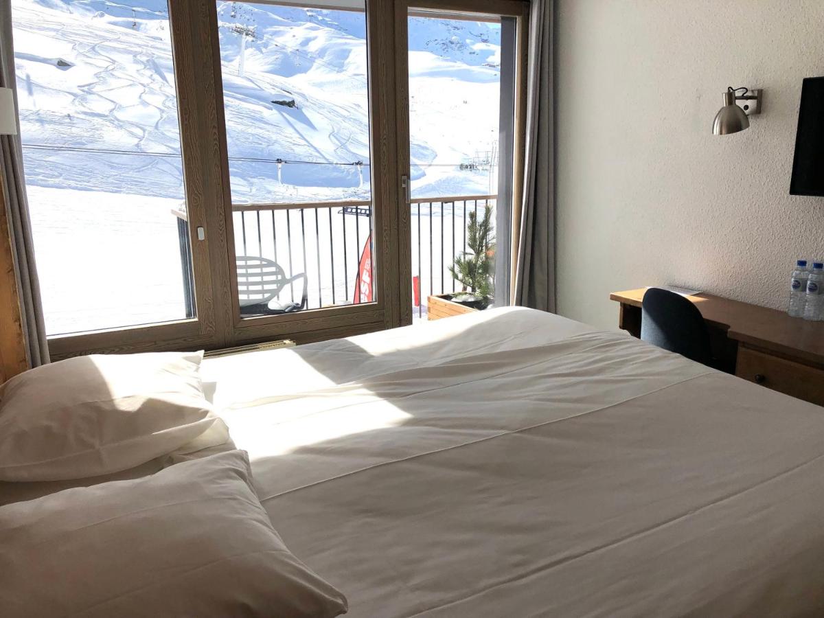 une chambre avec un lit blanc et une grande fenêtre dans l'établissement Alberta Hotel & Spa, à Val Thorens 41 autres photos