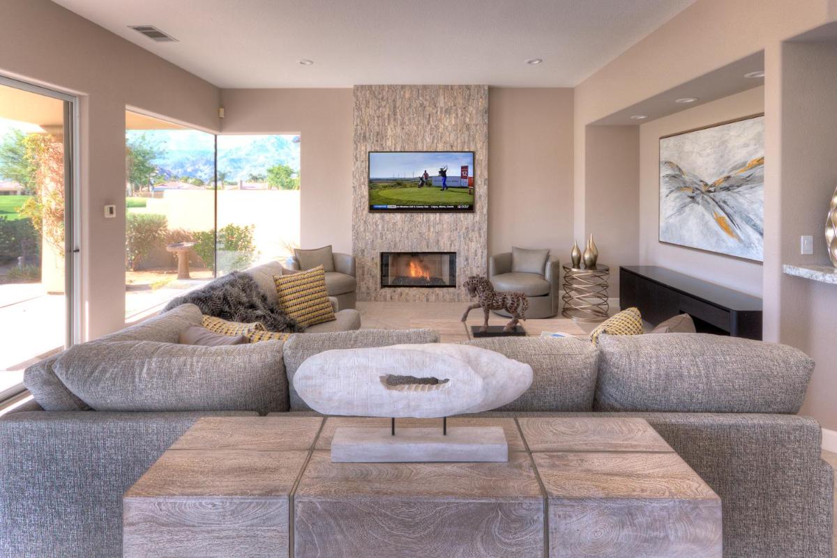 WOW VIEWS...WOW INTERIOR....WOW POOL....WOW EVERYTHING - Housity