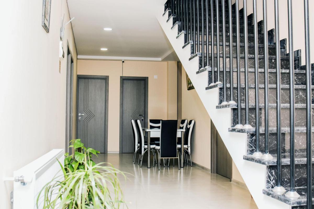 Red Hotel - Housity