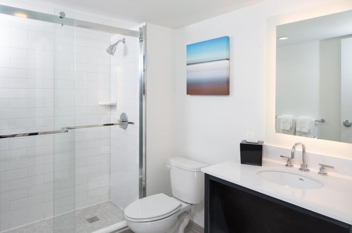 Crowne Plaza Melbourne-Oceanfront, an IHG Hotel - Housity