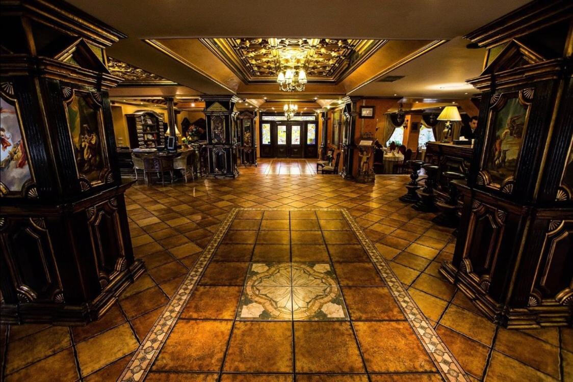 Ambassador Hotel - Housity