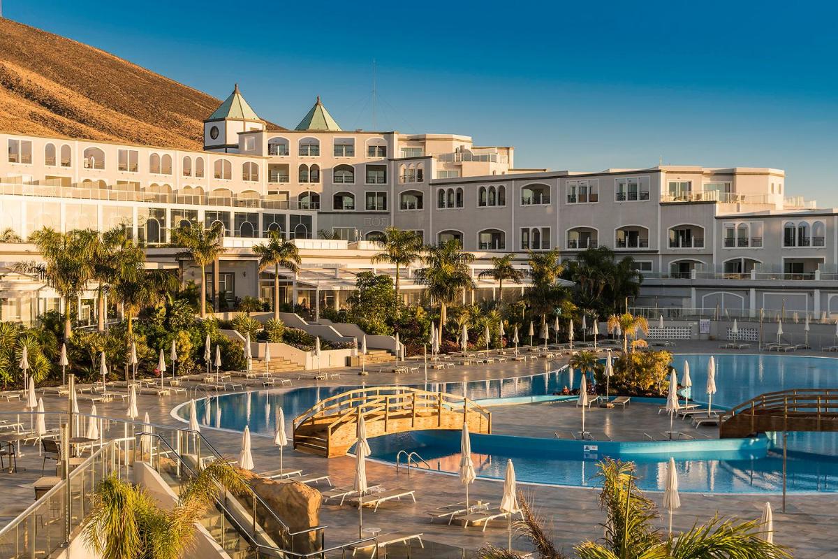 un complejo con 2 piscinas y un gran edificio en Royal Palm Resort & Spa - Adults Only, en Playa de Jandía