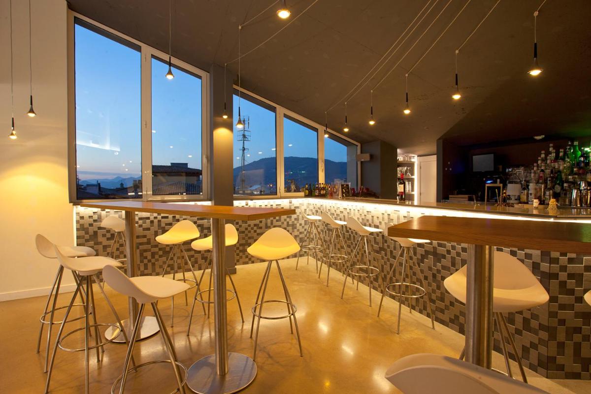 Un restaurante o sitio para comer en Hotel Pompaelo Plaza del Ayuntamiento & Spa