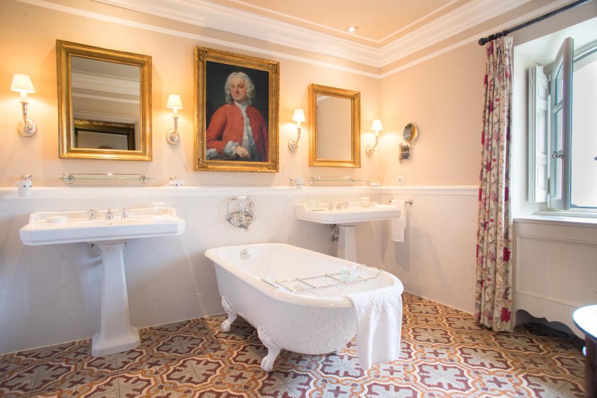 Salle de bains dans l'établissement Airelles Gordes, La Bastide
