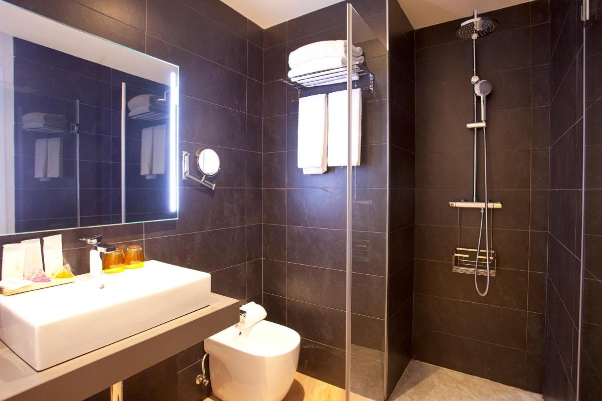 Un baño de Hotel Pompaelo Plaza del Ayuntamiento & Spa