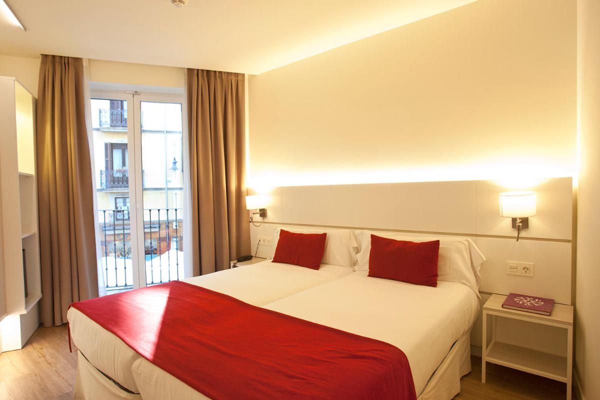 Cama o camas de una habitación en Hotel Pompaelo Plaza del Ayuntamiento & Spa