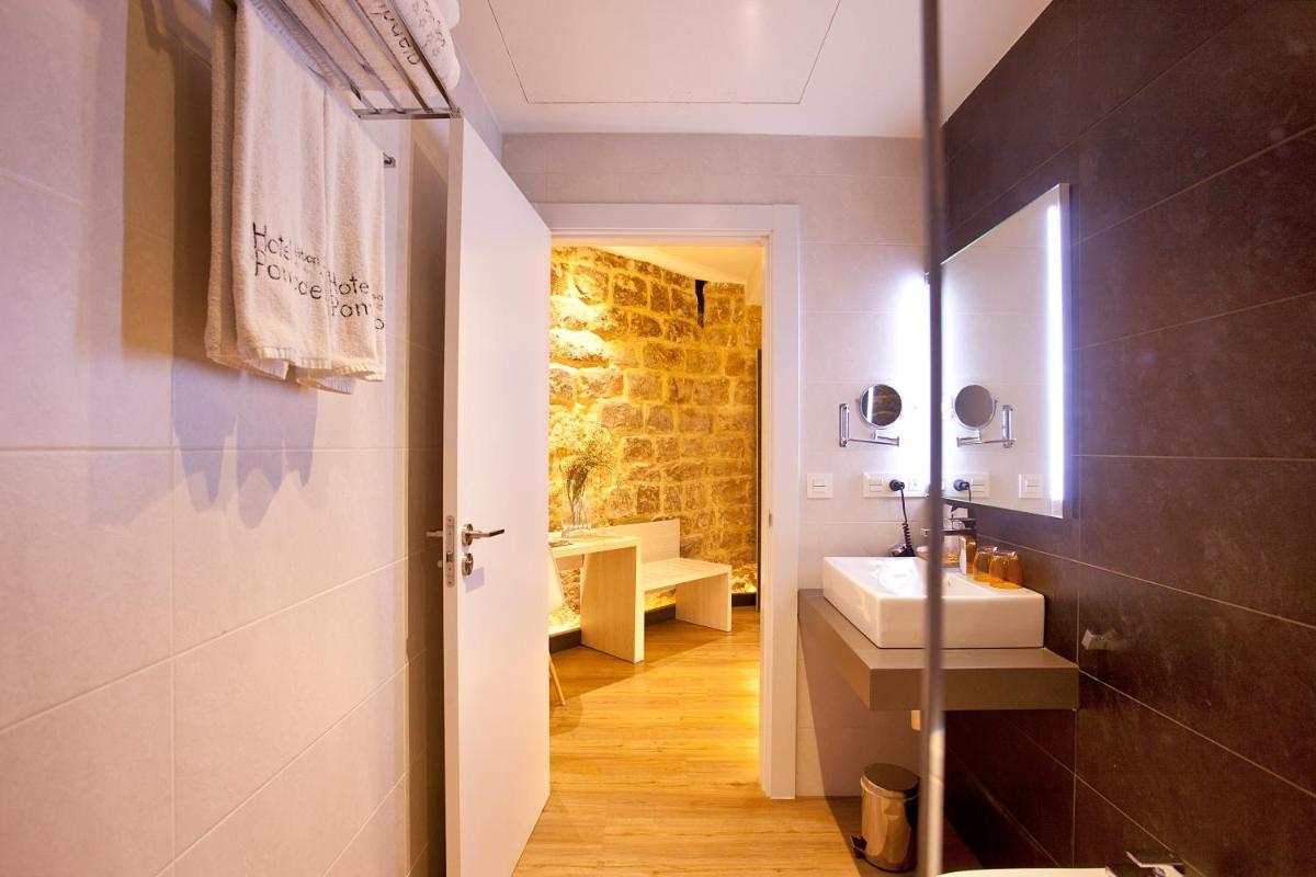 Un baño de Hotel Pompaelo Plaza del Ayuntamiento & Spa