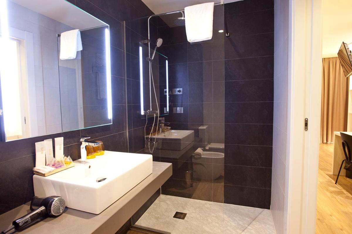 Un baño de Hotel Pompaelo Plaza del Ayuntamiento & Spa