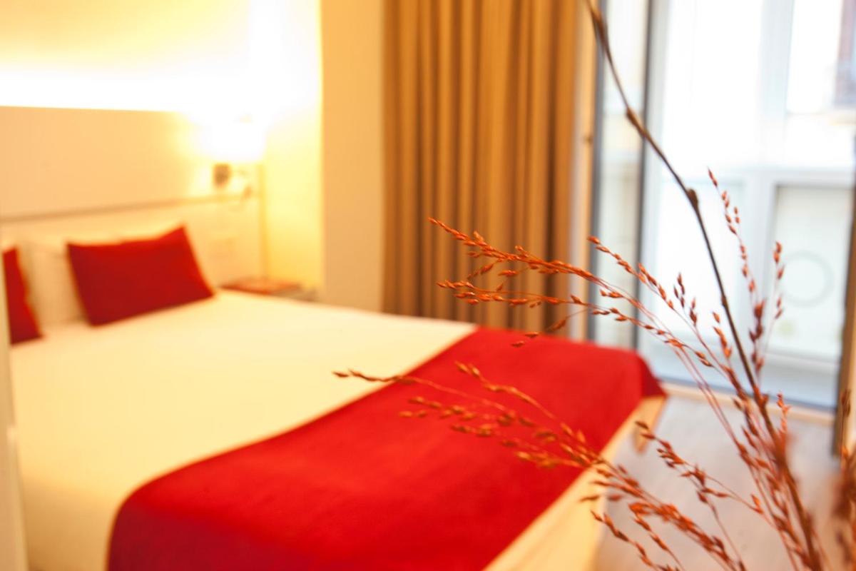 Cama o camas de una habitación en Hotel Pompaelo Plaza del Ayuntamiento & Spa