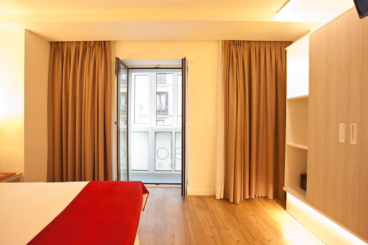 Cama o camas de una habitación en Hotel Pompaelo Plaza del Ayuntamiento & Spa