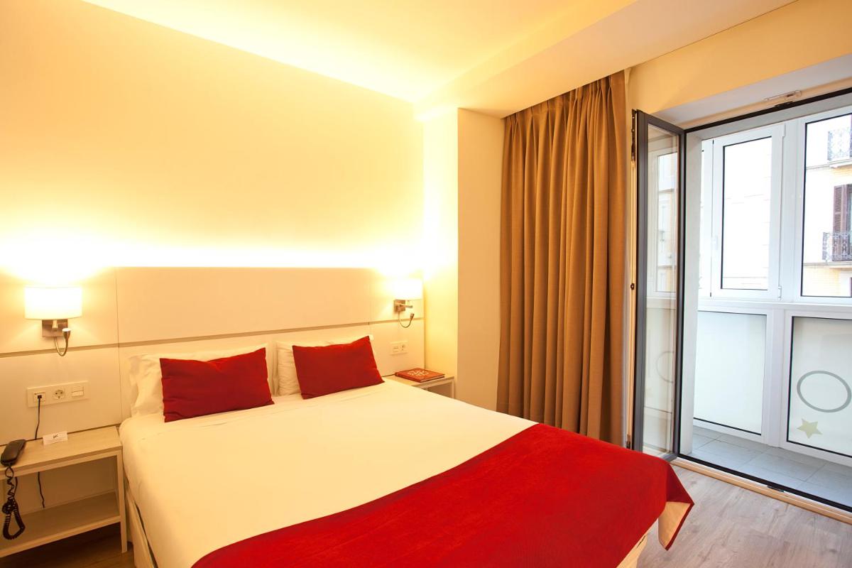 Cama o camas de una habitación en Hotel Pompaelo Plaza del Ayuntamiento & Spa