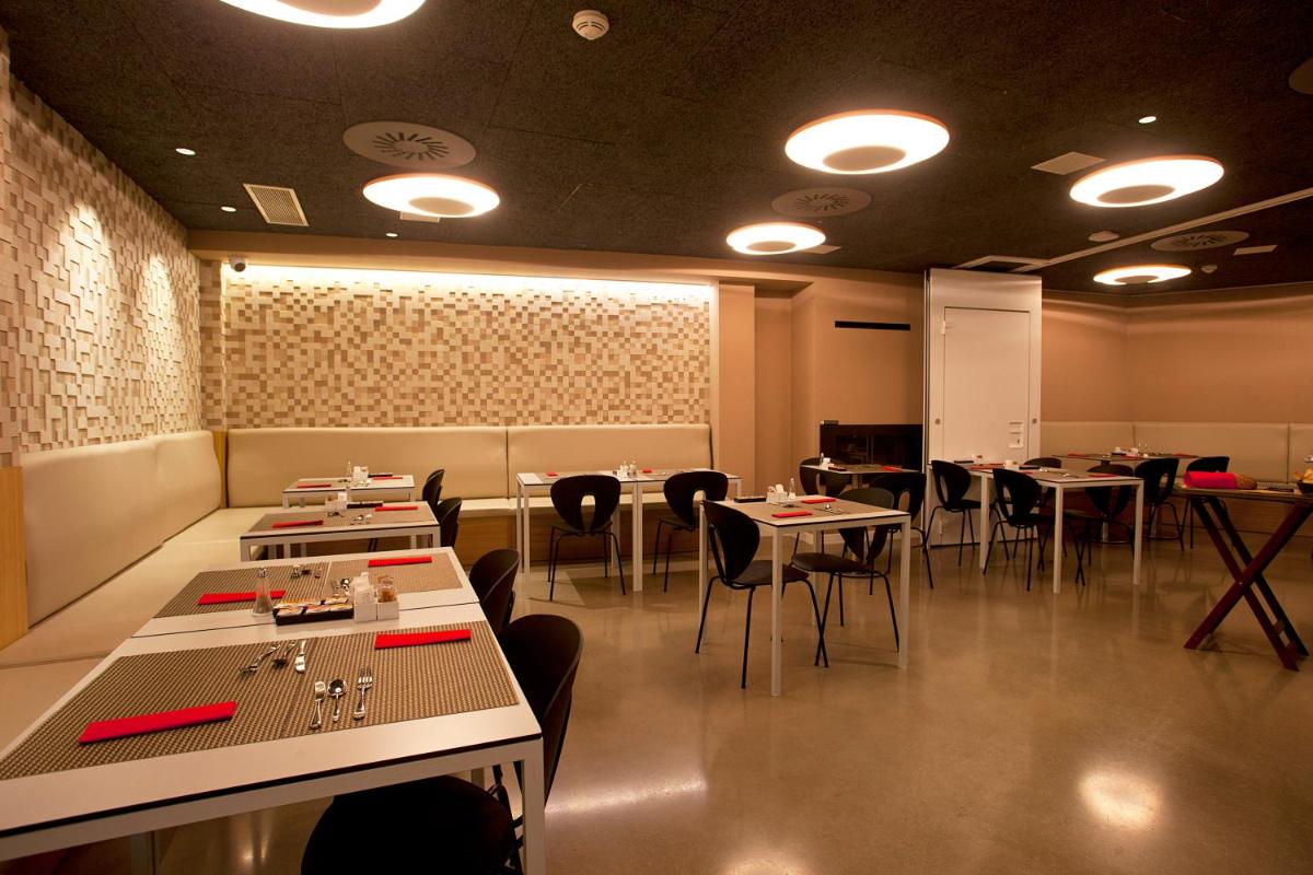 Un restaurante o sitio para comer en Hotel Pompaelo Plaza del Ayuntamiento & Spa