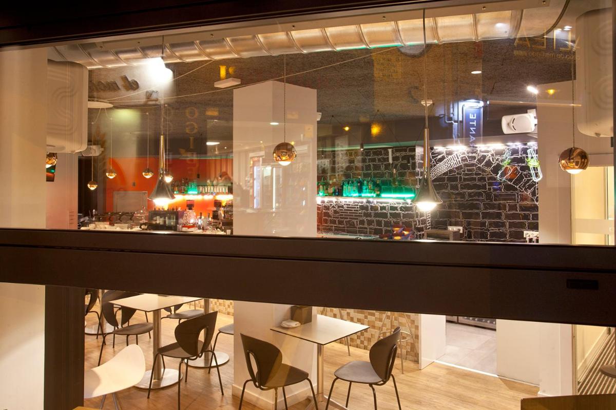 Un restaurante o sitio para comer en Hotel Pompaelo Plaza del Ayuntamiento & Spa