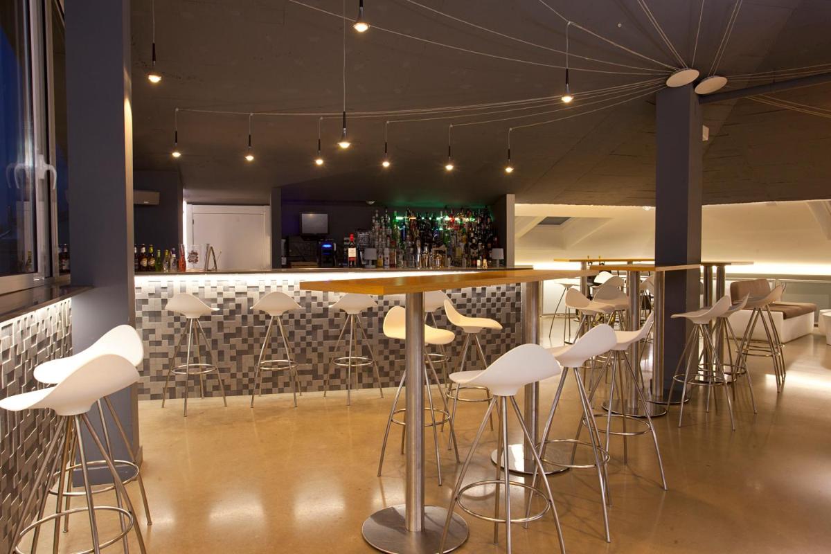 Un restaurante o sitio para comer en Hotel Pompaelo Plaza del Ayuntamiento & Spa