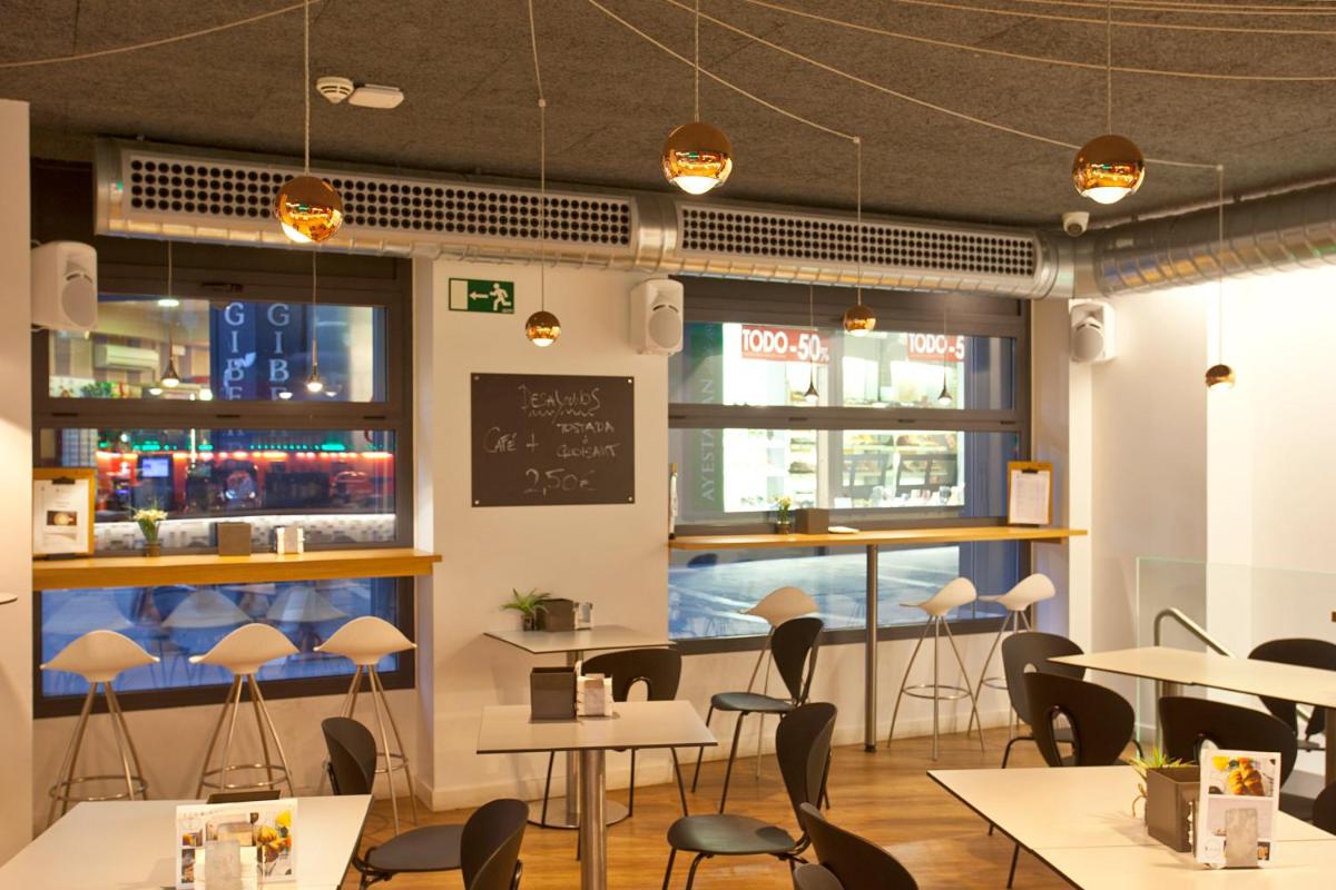 Un restaurante o sitio para comer en Hotel Pompaelo Plaza del Ayuntamiento & Spa