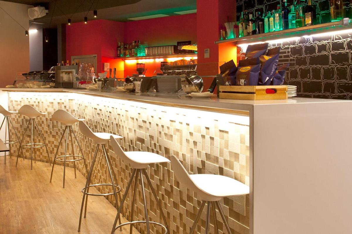 El salón o zona de bar de Hotel Pompaelo Plaza del Ayuntamiento & Spa