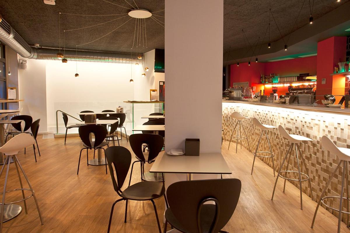 Un restaurante o sitio para comer en Hotel Pompaelo Plaza del Ayuntamiento & Spa