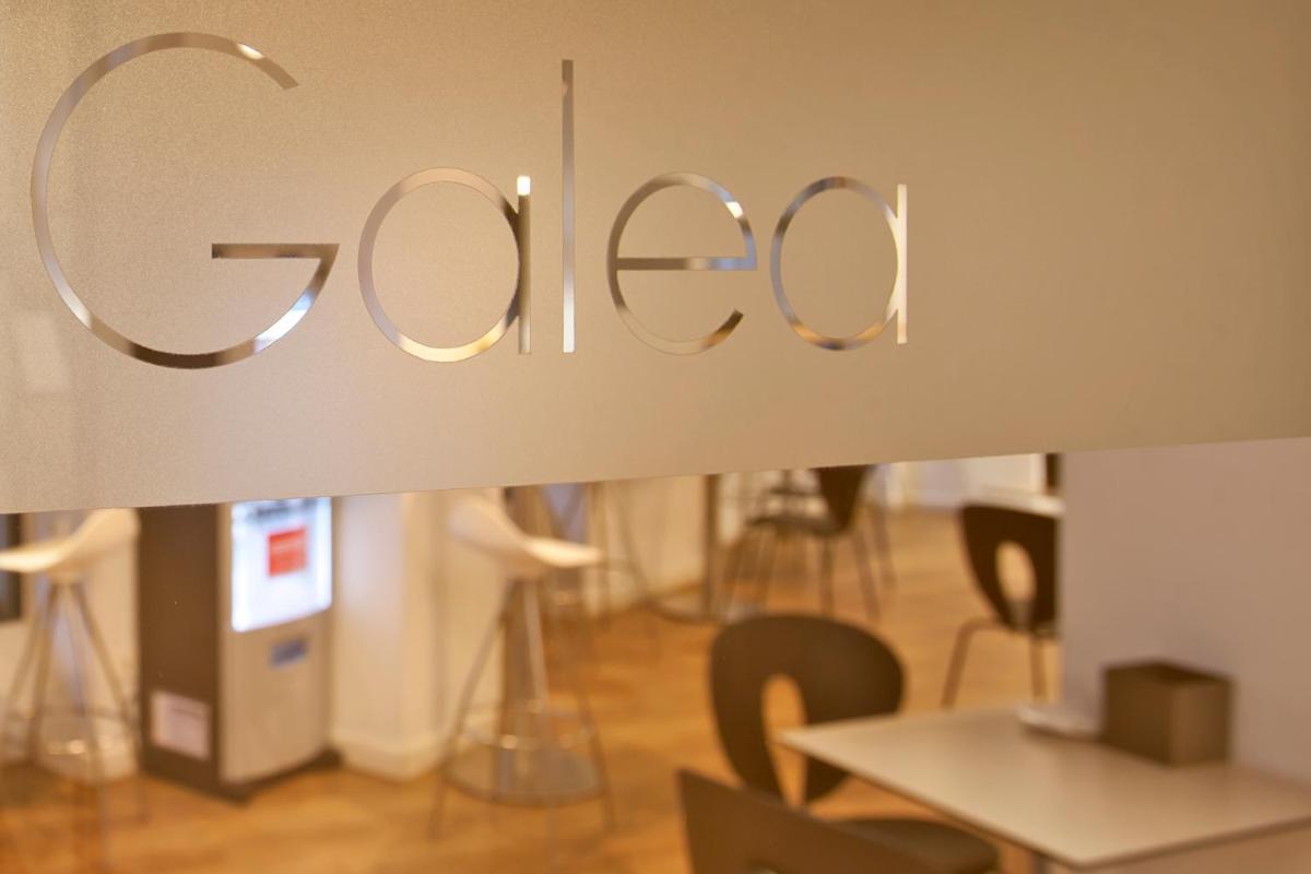 Un restaurante o sitio para comer en Hotel Pompaelo Plaza del Ayuntamiento & Spa