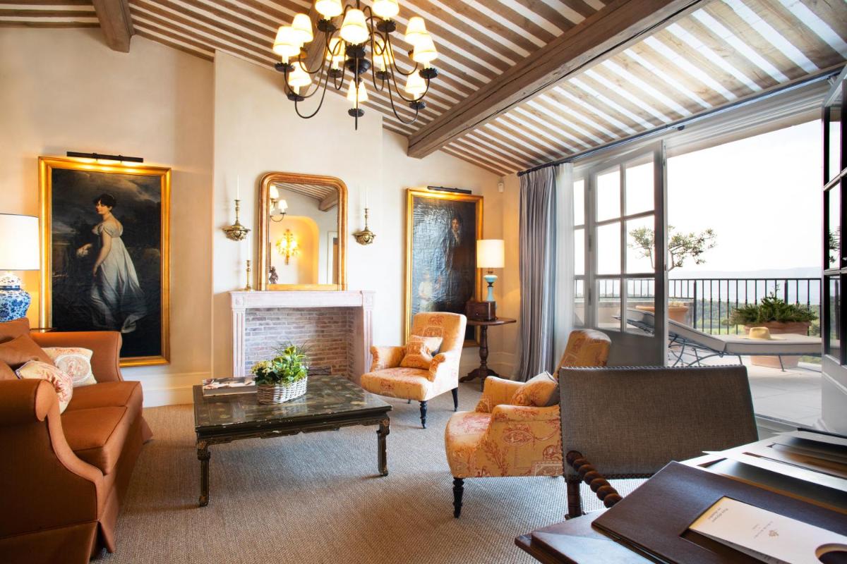 Coin salon dans l'établissement Airelles Gordes, La Bastide