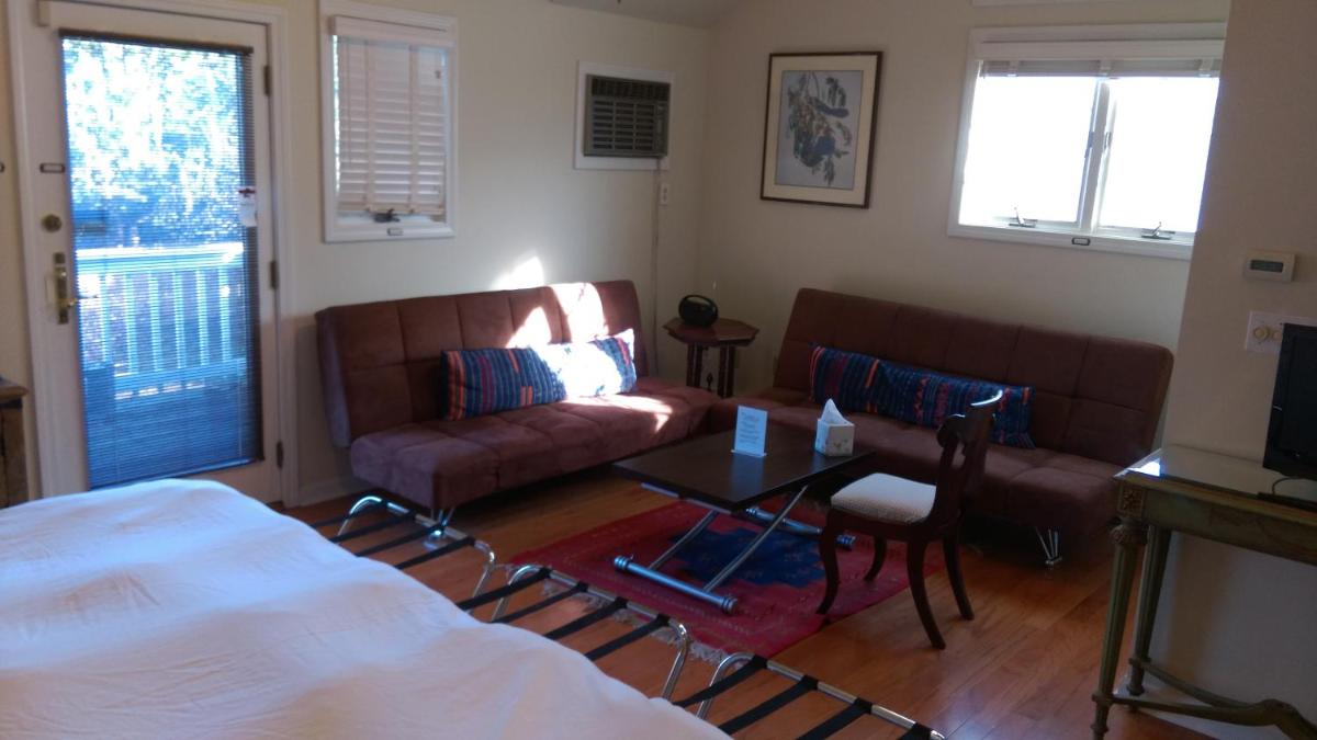 Spacious master bedroom and bath - Housity
