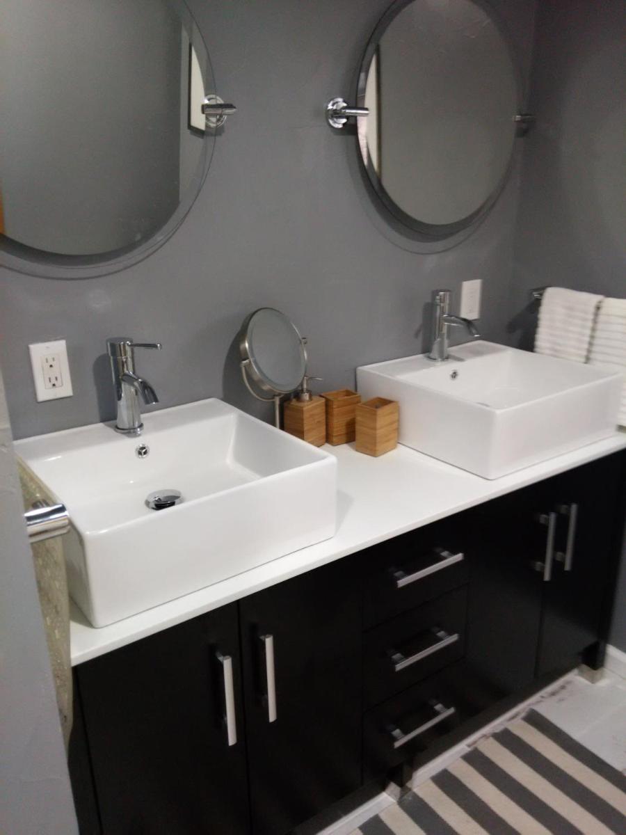 Off Broadway B & B - Housity