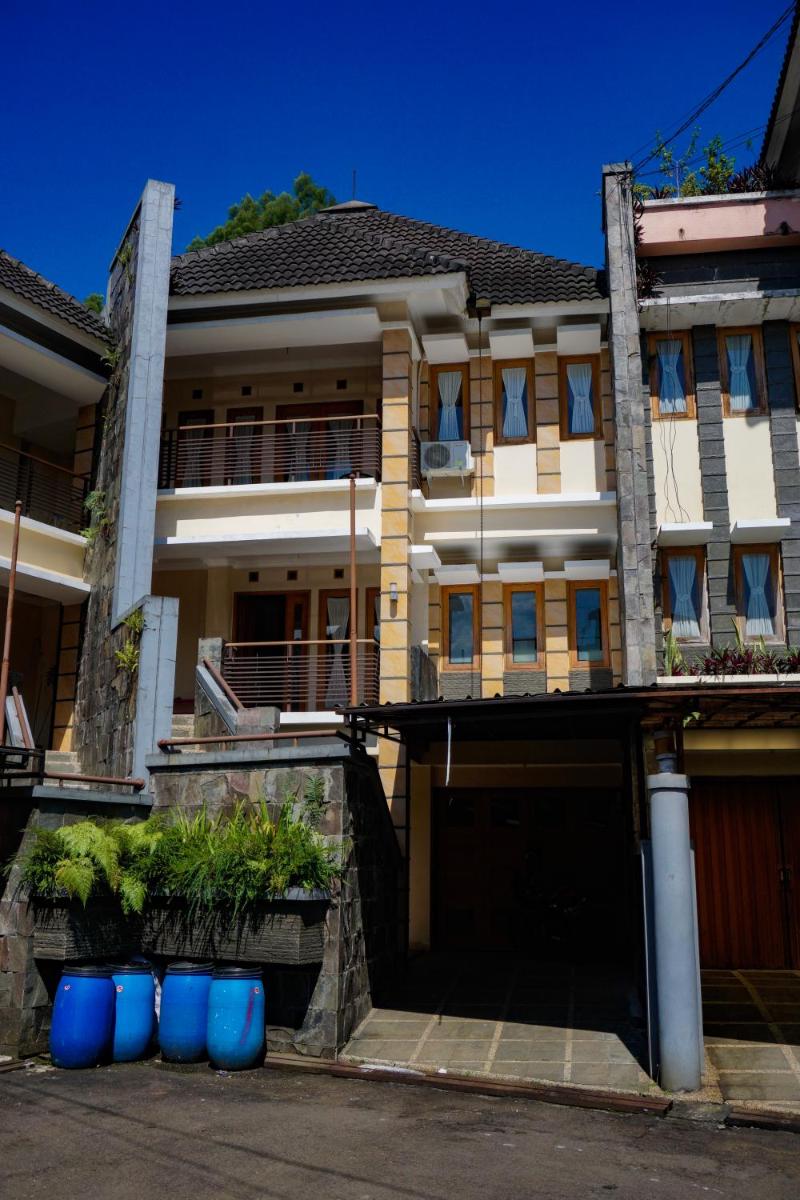 Suitetrails - Larasmita Cisitu by Zenrra House