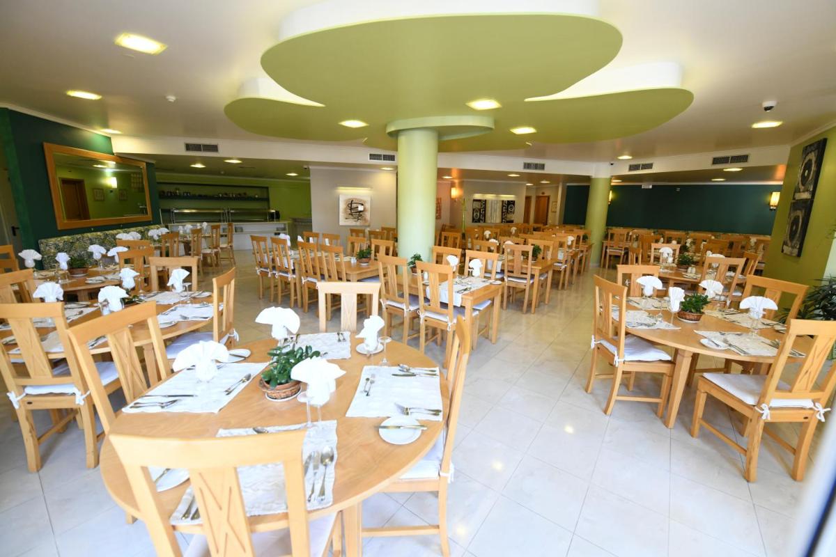 Um restaurante ou outro lugar para comer em Hotel Do Campo