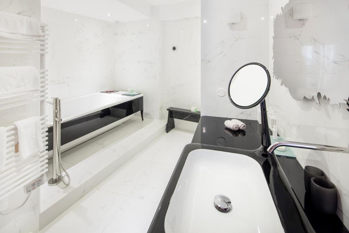 Salle de bains dans l'établissement Yndo Hôtel