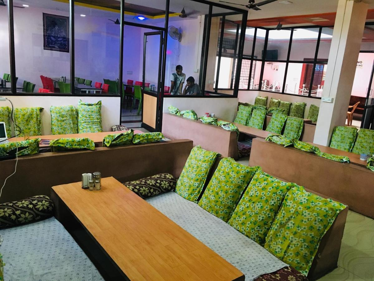 Hotel Varsha Hampi - Housity