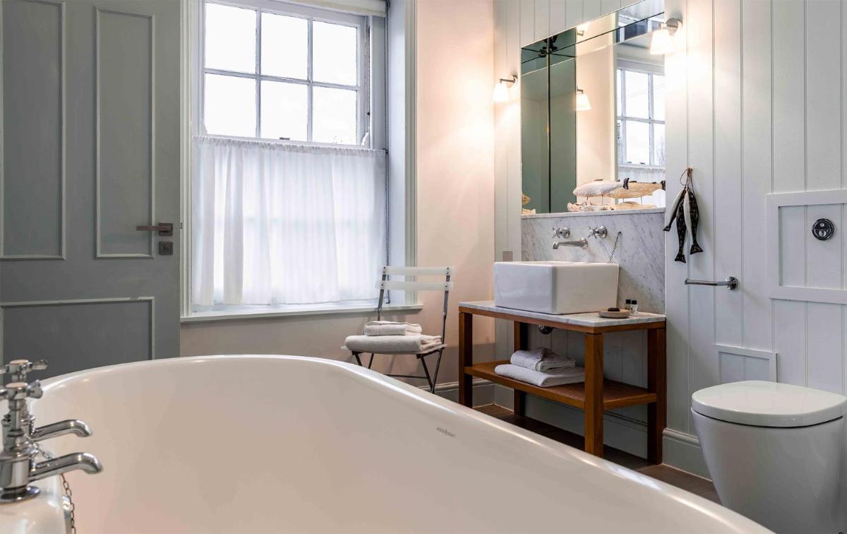 The Crown Hotel - Housity