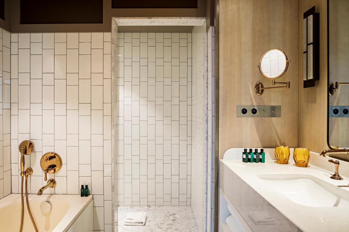 Salle de bains dans l'établissement Sofitel Le Scribe Paris Opera