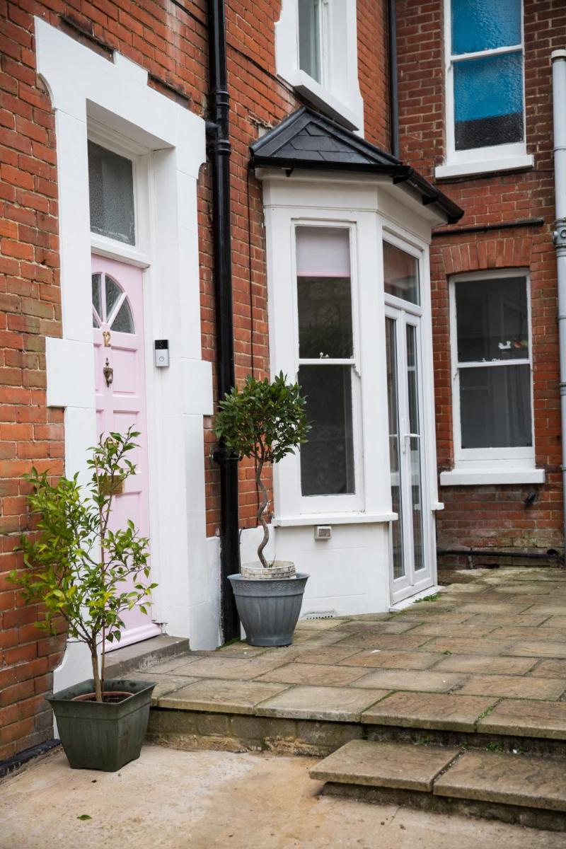 The Pink Door Seaside Holiday Home - Housity