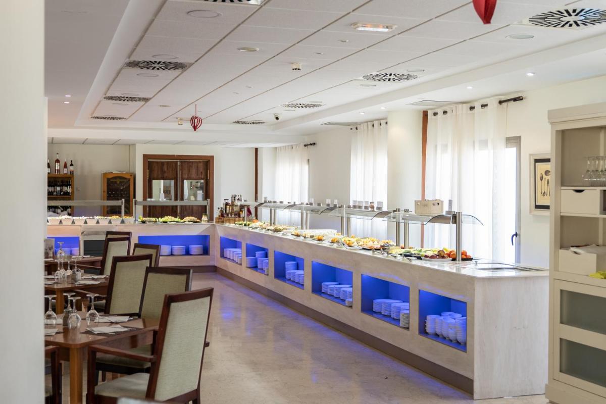 Un restaurante o sitio para comer en Hotel Sun Palace Albir & Spa