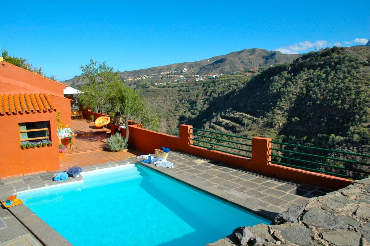 Tres Almendros by I N Z U L A E - Housity