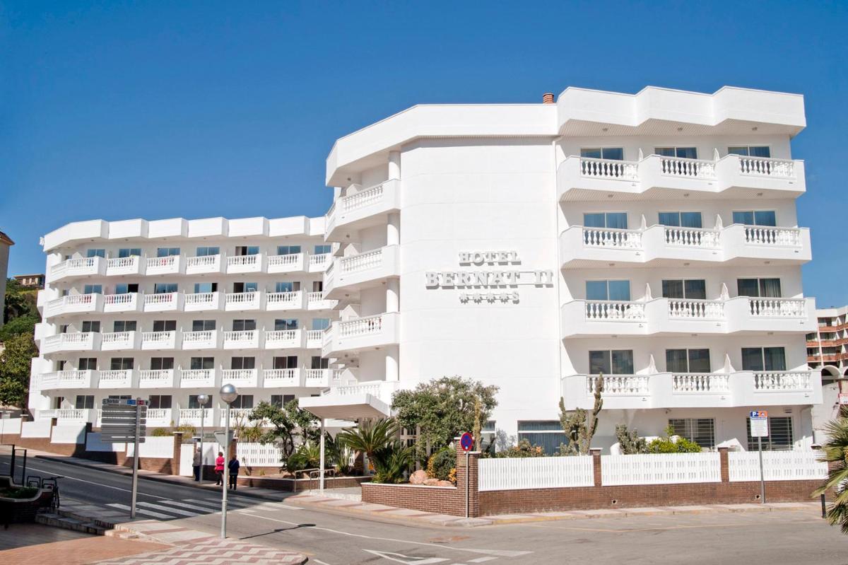 Un edificio de apartamentos blanco en una calle de la ciudad. en Hotel Bernat II 4*Sup, en Calella