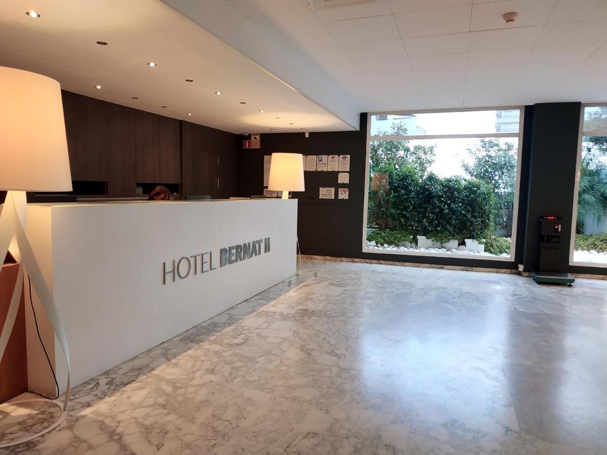 Un vestíbulo con mostrador de recepción de hotel en un edificio en Hotel Bernat II 4*Sup, en Calella