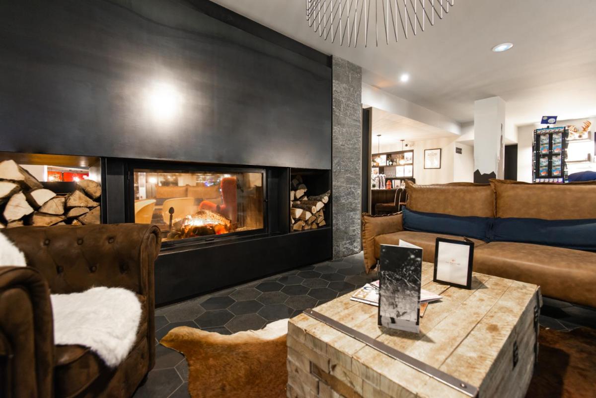 Coin salon dans l'établissement Chalet Hôtel Le Prieuré & Spa