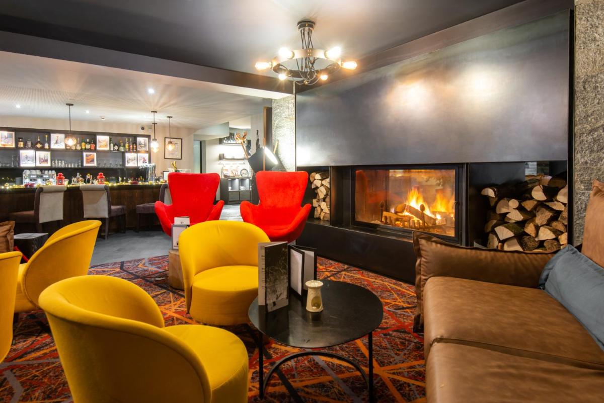 Coin salon dans l'établissement Chalet Hôtel Le Prieuré & Spa
