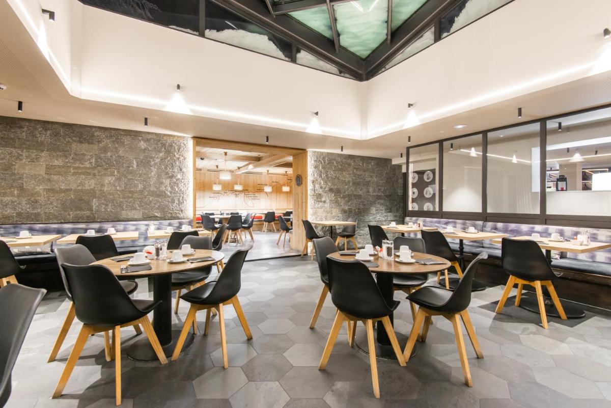 Restaurant ou autre lieu de restauration dans l'établissement Chalet Hôtel Le Prieuré & Spa