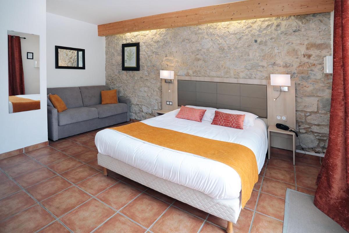 Un ou plusieurs lits dans un hébergement de l'établissement Logis Hôtel & Spa Déjeunez Sous L'Arbre