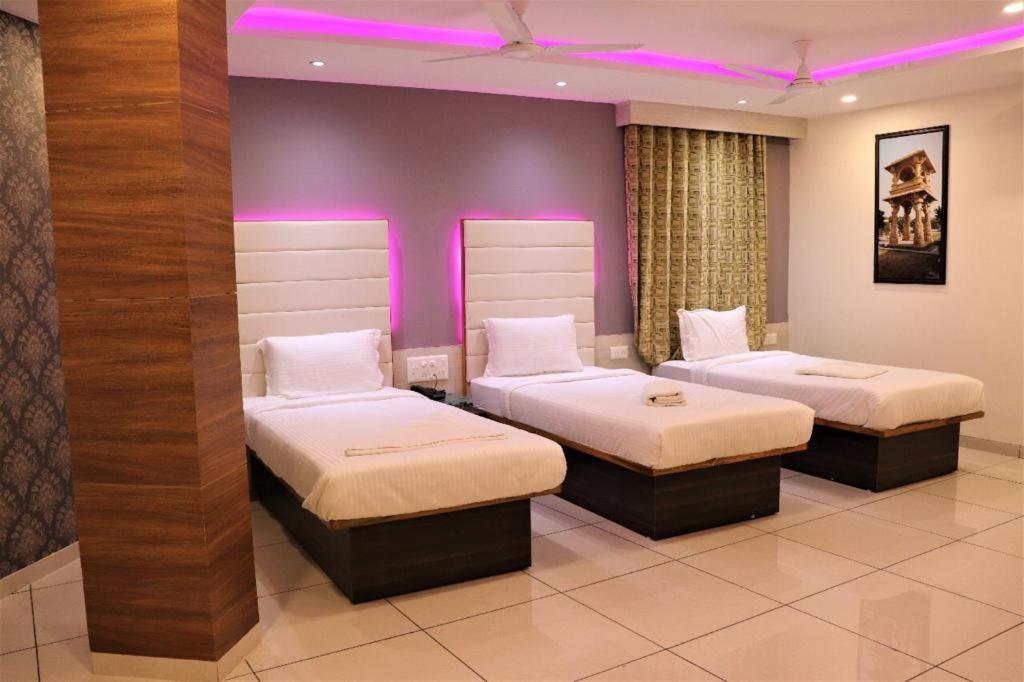 Hotel Crossroads - Housity