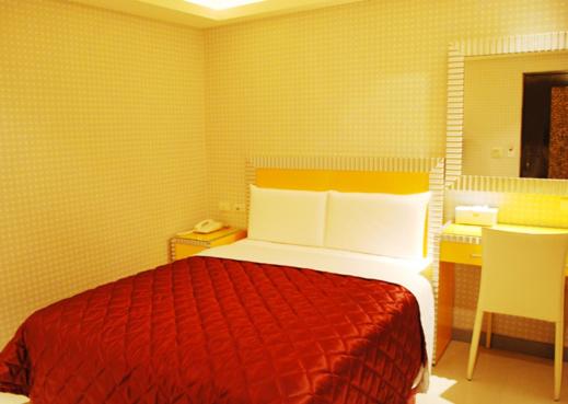 Meets Happy Hotel - Housity