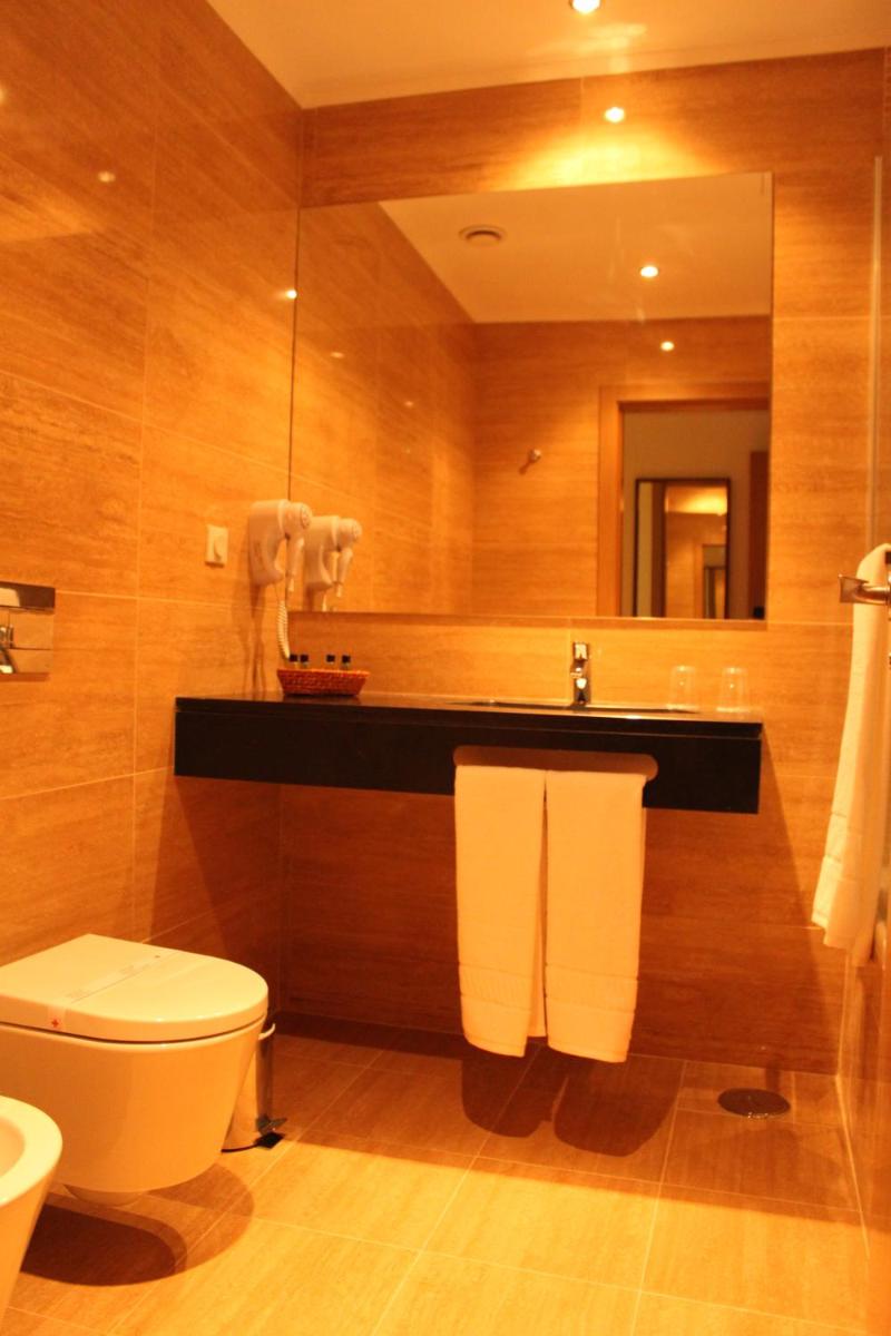 Uma casa de banho em Hotel O Gato & Spa