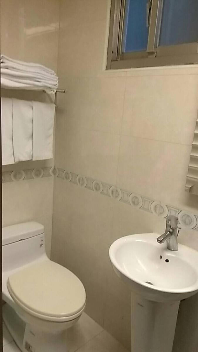 Meets Happy Hotel - Housity