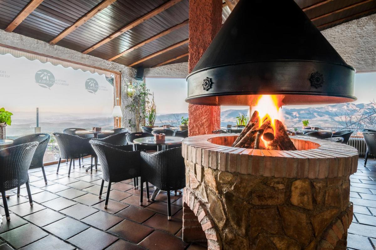 Un restaurante o sitio para comer en Hotel Sierra de Cazorla & SPA 3*