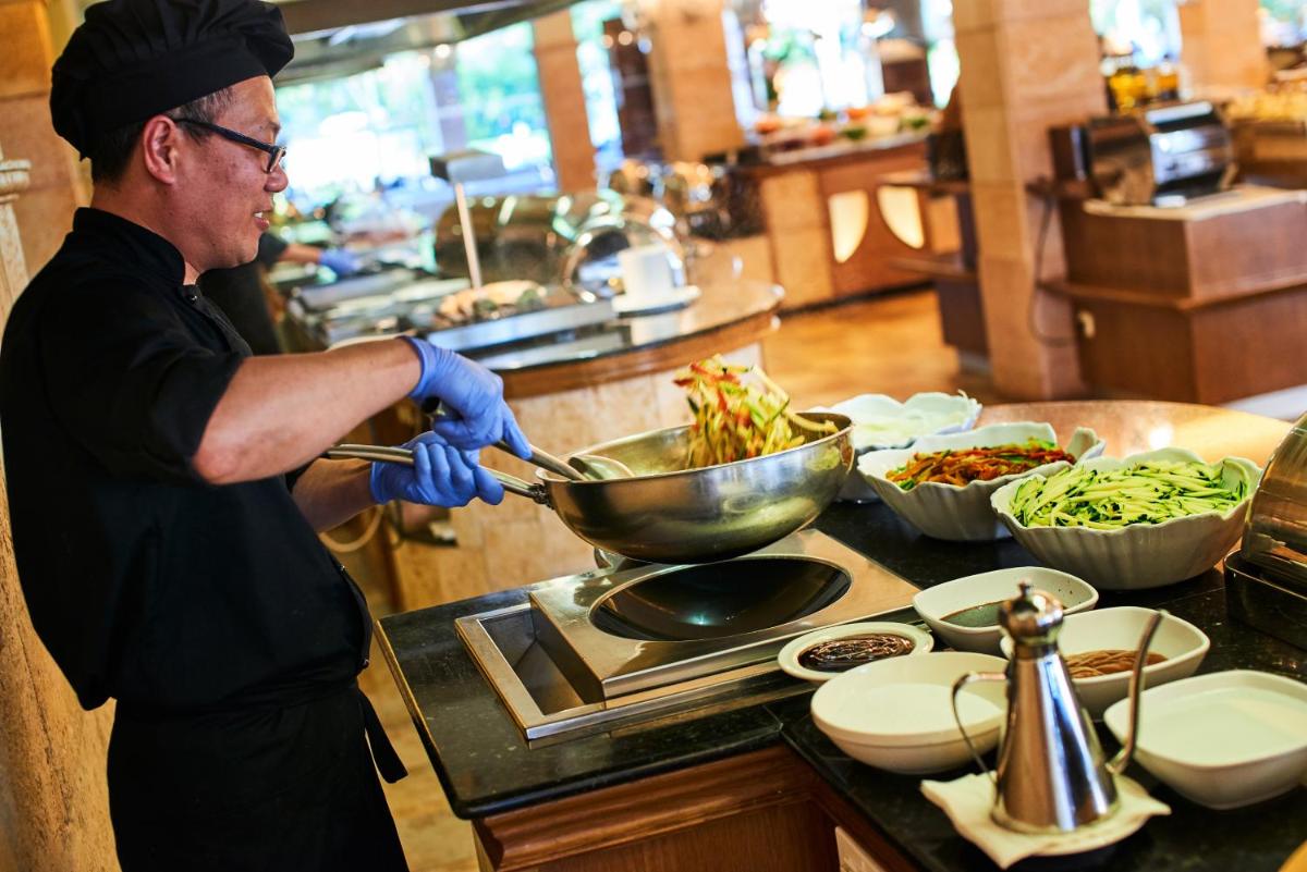 Comida en o cerca de este hotel