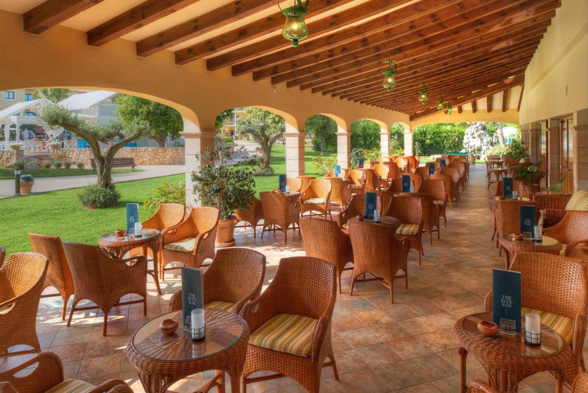 Un restaurante o sitio para comer en CM Mallorca Palace - Only Adults