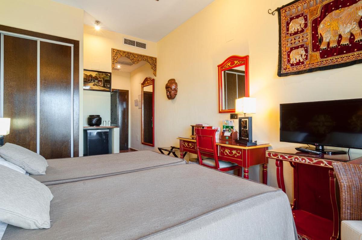 Una televisión o centro de entretenimiento en Hotel & Spa Sierra de Cazorla 4*