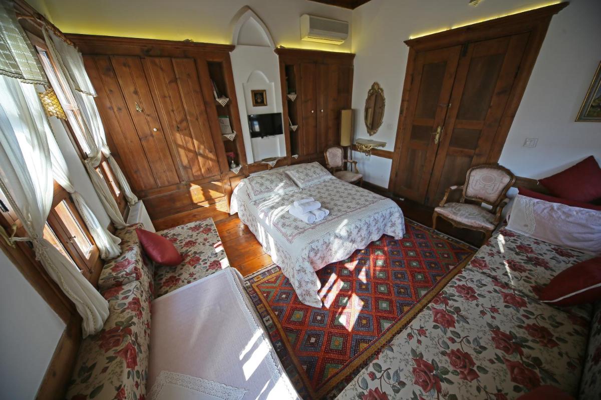Peri Konak - Housity