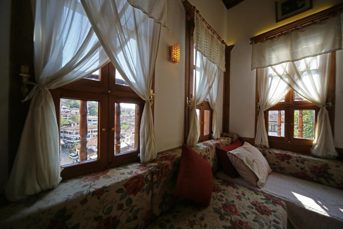 Peri Konak - Housity
